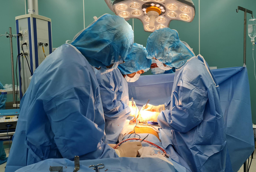 Các bác sĩ tiến hành phẫu thuật lấy dị vật.
