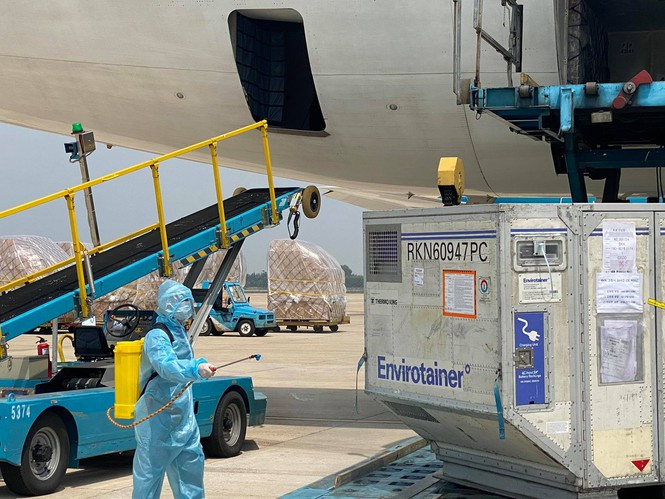 Lô vaccine về tới sân bay Tân Sơn Nhất sáng 2