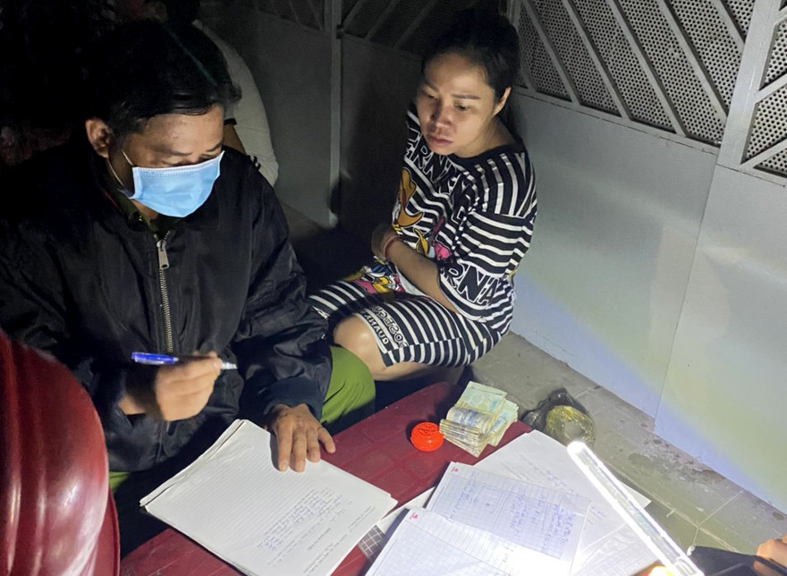 Lực lượng chức năng làm thủ tục trao trả tiền, nhẫn vàng chu gia chủ.