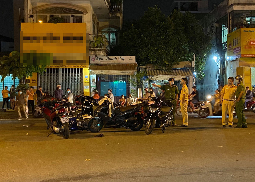 Lực lượng chức năng điều tra vụ việc.