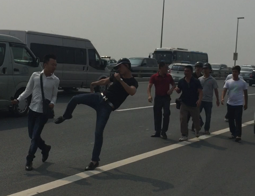 Phóng viên Quang Thế (áo trắng) vẫn bị hành hung khi tác nghiệp