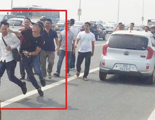 Hình ảnh cán bộ CSHS huyện Đông Anh “gạt tay” vào má phóng viên Quang Thế. Ảnh: M.C 