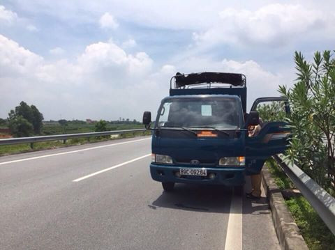 Kẻ trộm lao thẳng xe tải vào cảnh sát, một người bị thương