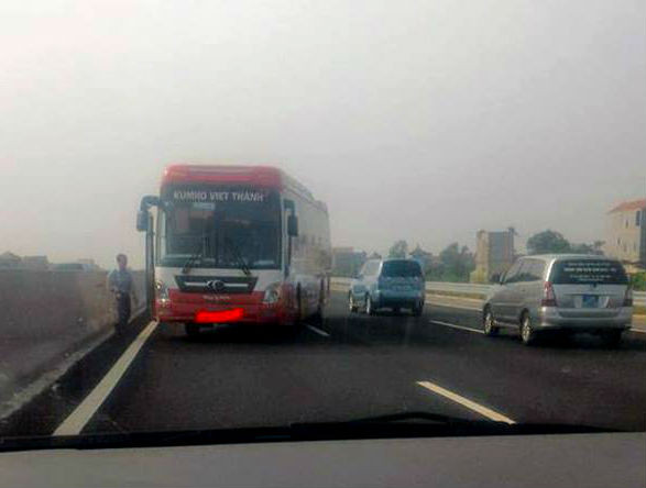 Phạt xe khách đi ngược chiều trên cao tốc Hà Nội - Hải Phòng