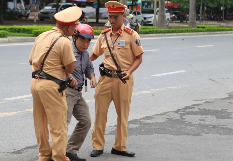 Bị cảnh sát kiểm tra nồng độ cồn, người đàn ông vứt xe bỏ chạy