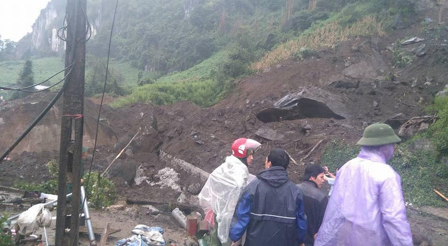 Quốc lộ 4D bị chia cắt do mưa lũ, sạt lở 