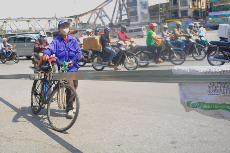 Xe ba gác, xe thô sơ chở hàng cồng kềnh “náo loạn” phố cổ