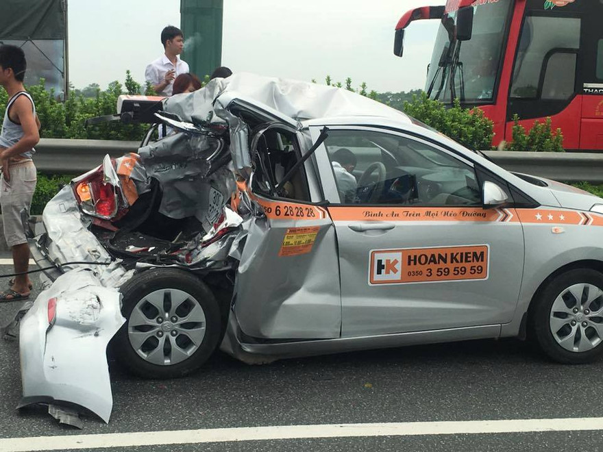 Xe ben đâm taxi biến dạng trên cao tốc Pháp Vân - Cầu Giẽ