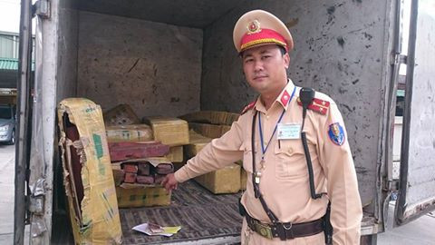 Số gỗ trắc được bọc kín trong thùng xe tải. Ảnh: CTV.