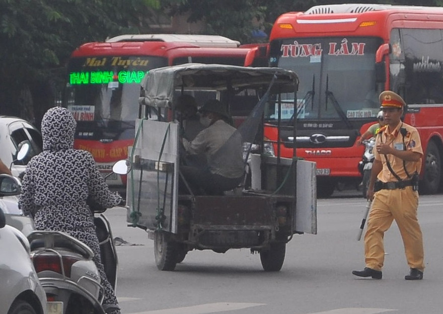 Xe ba bánh chở hàng cồng kềnh né tránh, vượt chốt CSGT 