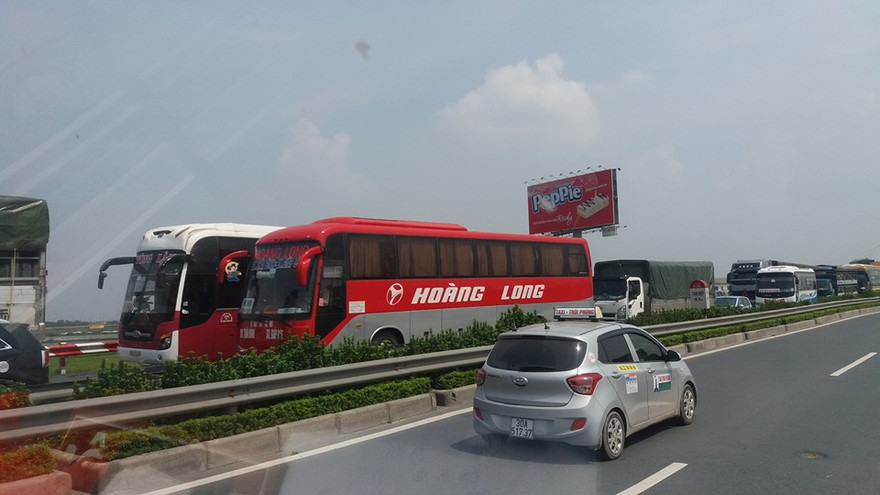 Xe tải đâm xế hộp, cao tốc Pháp Vân ùn tắc kinh hoàng