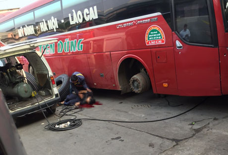 Người đàn ông bất tỉnh sau sự cố nổ lốp. Ảnh: Thanh Sơn.