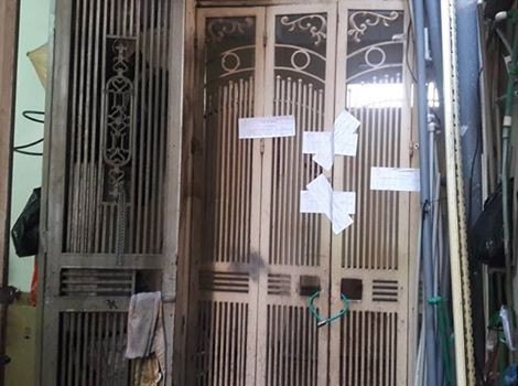 Vợ treo cổ, chồng bất tỉnh trong căn nhà đóng kín cửa