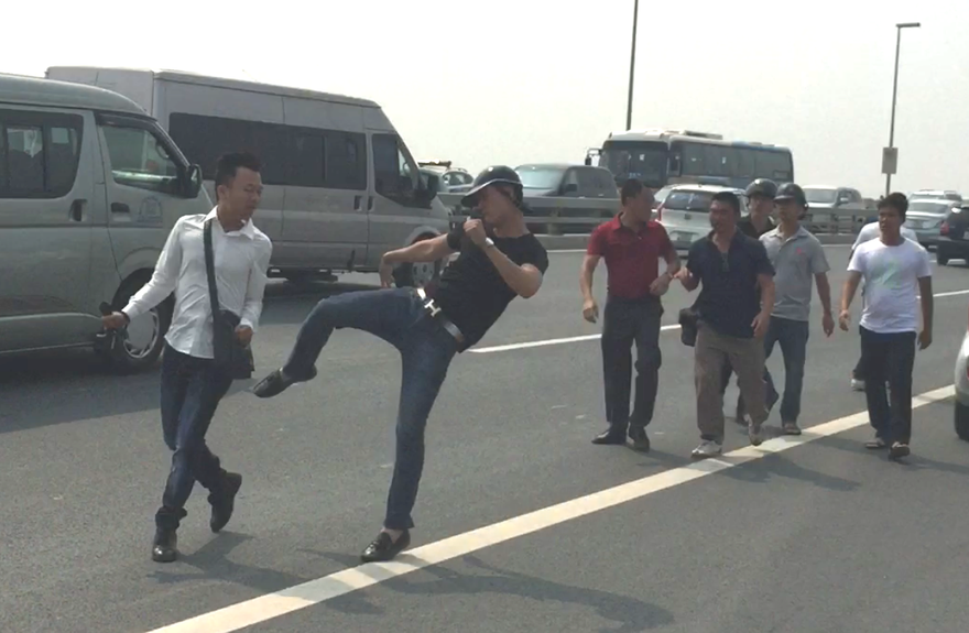 Phóng viên Quang Thế báo Tuổi Trẻ (áo trắng) bị công an hành hung. Ảnh: MC.