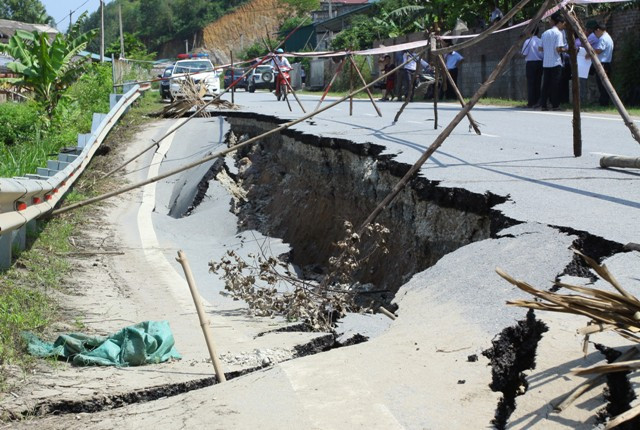 Lạnh người cảnh quốc lộ 32C bị xé toác 30m