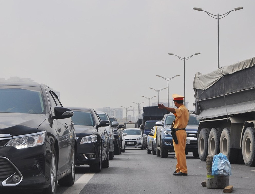 Xe chở gas lật ngang đường vành đai, 10km ùn tắc kinh hoàng
