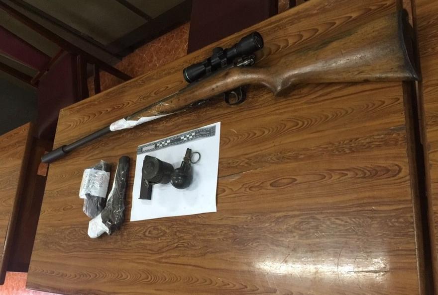 Số súng đạn, quả nổ thu giữ từ các đối tượng trong vụ việc.