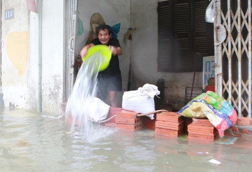 Nhà ngập sau bão, người dân Hà Nội be bờ, tát nước
