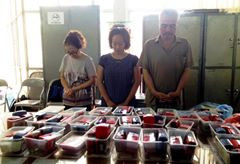 Hoàng Lệ Hằng (ở giữa) tại cơ quan điều tra.