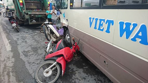 Xe khách đâm liên hoàn trên QL 5, nhiều người nhập viện