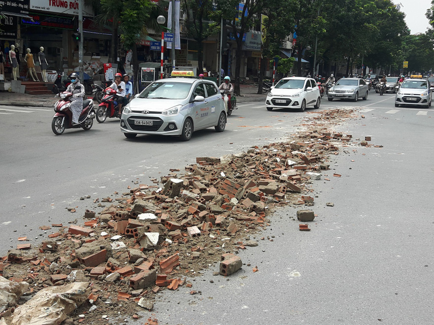 Vật liệu xây dựng do xe tải đổ giữa đường Hoàng Quốc Việt trưa 25/9.