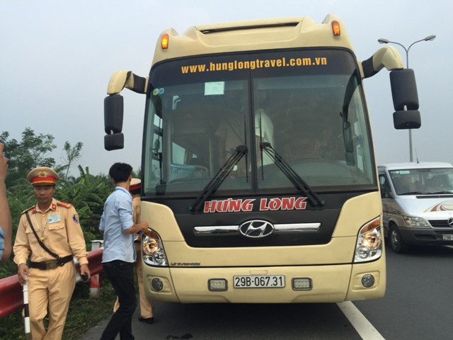 Phạt hơn 41 triệu đồng với xe nhồi nhét khách, bỏ chạy trên cao tốc