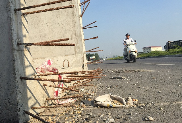 Yêu cầu thu dọn toàn bộ “chông sắt” trên cầu vượt nghìn tỷ