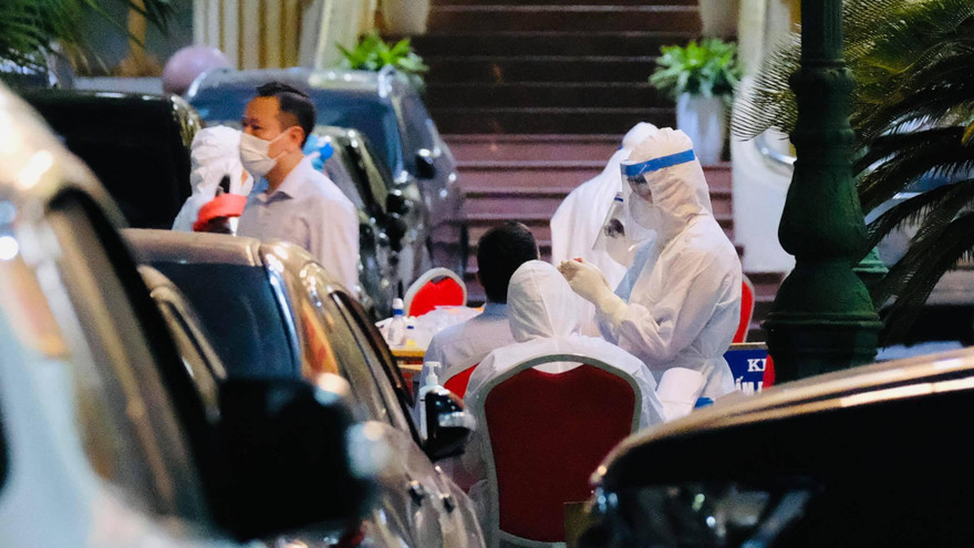 Tới 19h, vẫn chưa có kết quả xét nghiệm khẳng định liên quan tới cán bộ của Bộ GTVT nghi mắc COVID-19. Ảnh: Mạnh Thắng