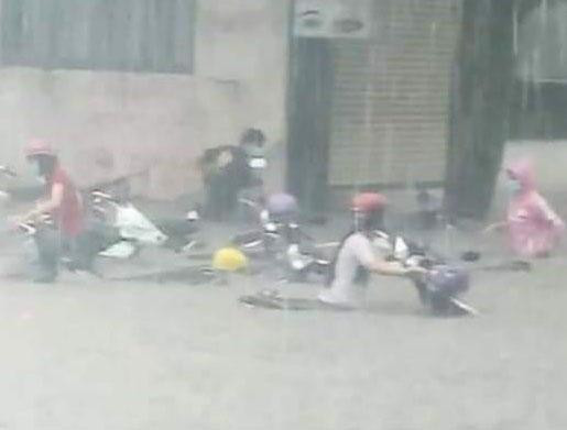 Mưa như trút nước, nhiều khu vực ở TP Biên Hòa ngập sâu