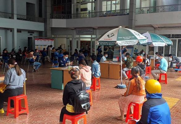 Người dân đến Trung tâm Dịch vụ việc làm tỉnh Đắk Lắk làm thủ tục trợ cấp thất nghiệp