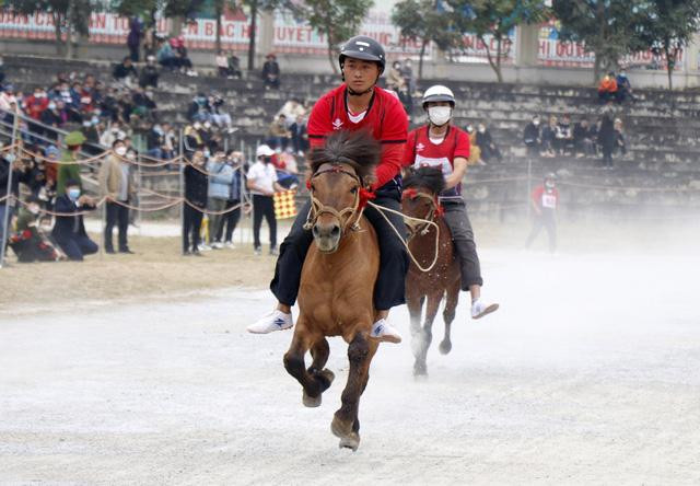 Các vận động viên tranh tài trên đường đua (Ảnh: TTXVN)