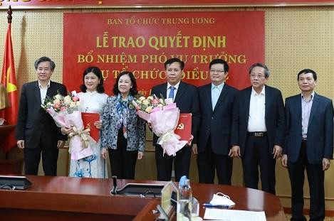 Lãnh đạo Ban Tổ chức Trung ương trao quyết định và chúc mừng các cán bộ được bổ nhiệm chức vụ mới.