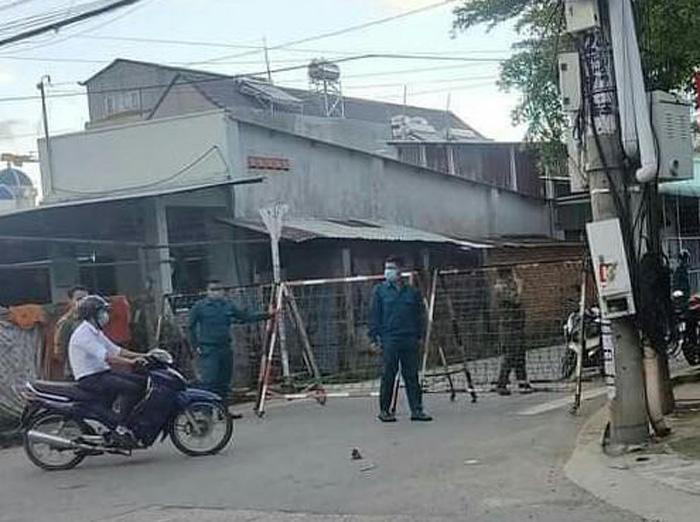 Phong tỏa đường vào nhà ca mắc COVID-19 đang điều trị tại TPHCM