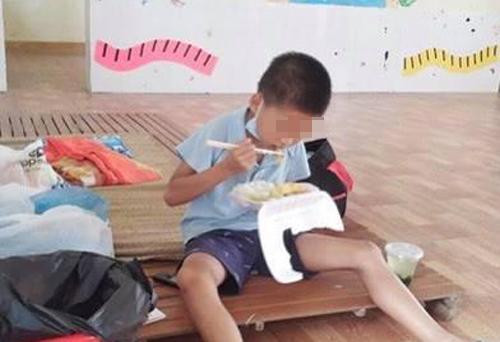 Học sinh tiểu học trong khu cách ly. 