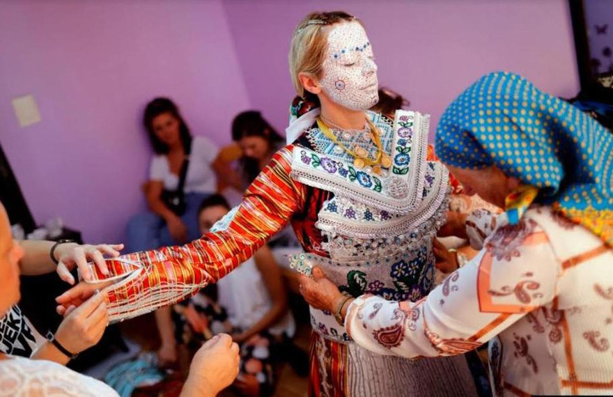 Bà Aziza Sefitagic giúp Sellma Demirovic mặc váy cưới sau khi vẽ mặt xong cho cô dâu 