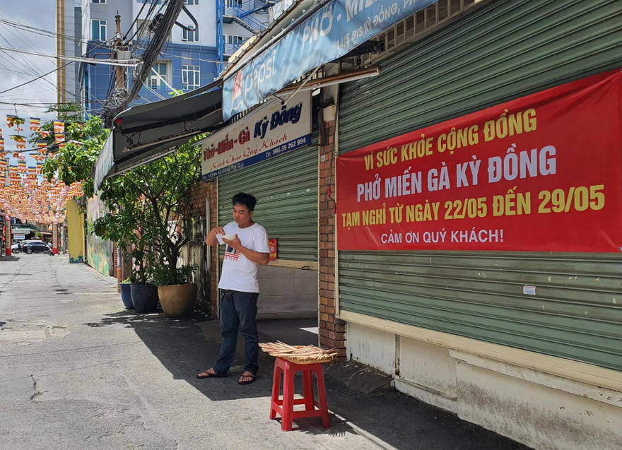 Ngày 28/5, ghi nhận của phóng viên, các cơ sở kinh doanh dịch vụ ăn uống ở TPHCM đang thực hiện nghiêm yêu cầu ngưng hoạt động, chỉ bán hàng mang về của UBND TPHCM để phòng dịch COVID-19.