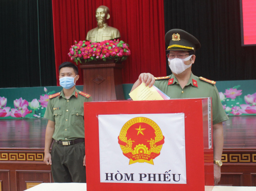 Đại tá Lê Vinh Quy, Giám đốc Công an tỉnh Đắk Lắk bỏ phiếu bầu cử tại khu vực bầu cử số 13, phường Tự An, TP. Buôn Ma Thuột. Ảnh: Nguyễn Thảo 