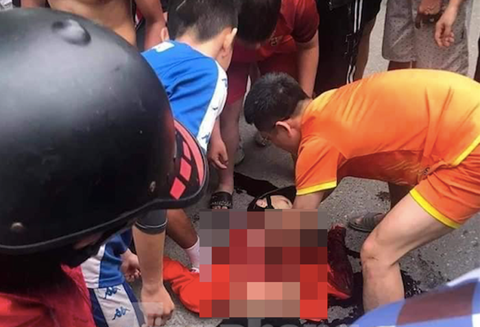 Nam sinh lớp 9 bị đâm đã gục xuống tử vong ở cửa sân bóng - Ảnh: HL