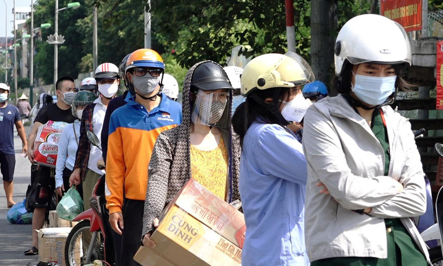 Xếp hàng dài tiếp tế cho khu phong tỏa Chương Dương