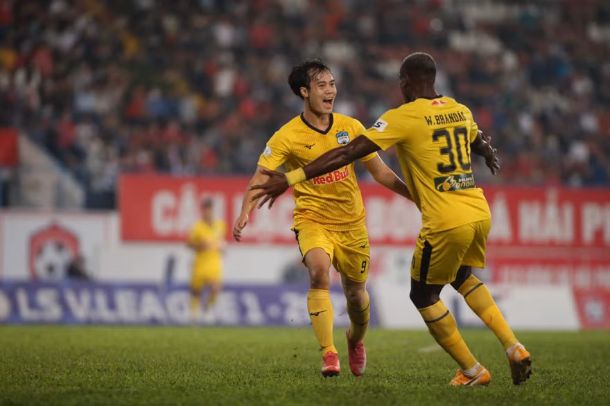 Văn Toàn toả sáng, HAGL giữ vững ngôi đầu V-League 