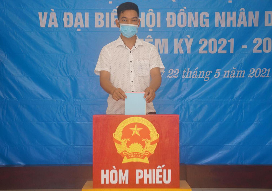 Người dân trên đảo Bạch Long Vĩ tham gia bỏ phiếu, bầu cử.