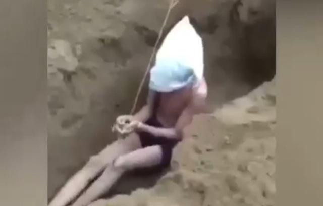 Phẫn nộ clip nam sinh lớp 11 bị 'chôn sống'