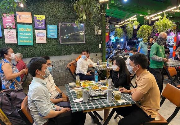 TPHCM không hạn chế hàng quán ăn uống tại chỗ bán rượu bia