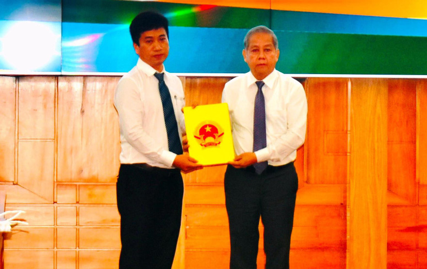 Chủ tịch UBND tỉnh Phan Ngọc Thọ (bìa phải) trao quyết định điều động và bổ nhiệm ông Nguyễn Kim Tùng giữ chức vụ Phó Giám đốc Sở Khoa học và Công nghệ tỉnh TT-Huế.