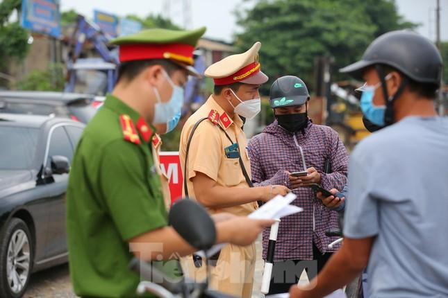 Lực lượng chức năng kiểm tra giấy đi đường sáng nay. Ảnh: Trọng Tài