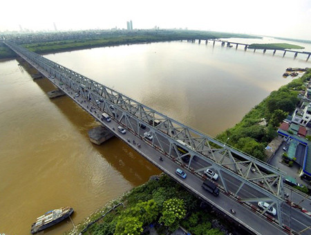 Cầu Chương Dương đã rơi vào tình trạng quá tải nhiều năm qua.