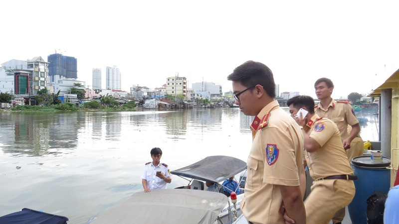 Lực lượng chức năng xử lý vụ việc.