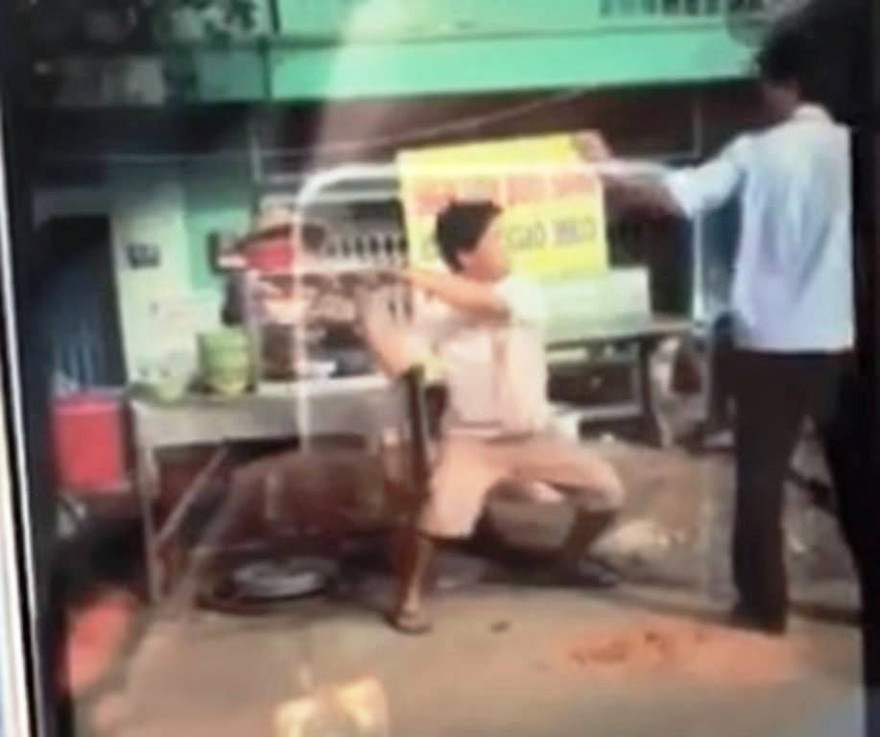 Hình ảnh được cho là ông Quốc dùng búa chém ông Vinh. (Ảnh công an cung cấp).