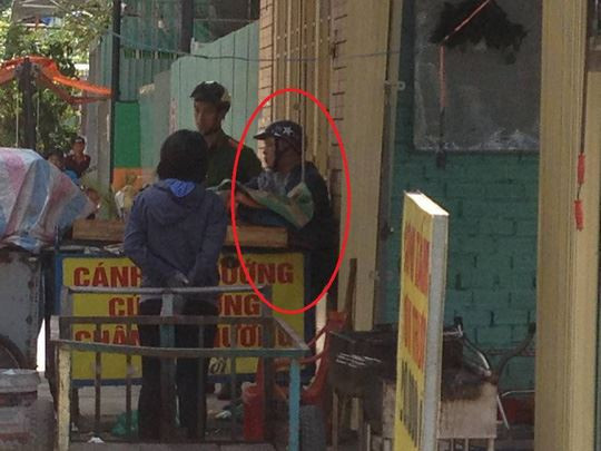 Người đàn ông cầm hung khí đến "nói chuyện" với chủ quán cơm.