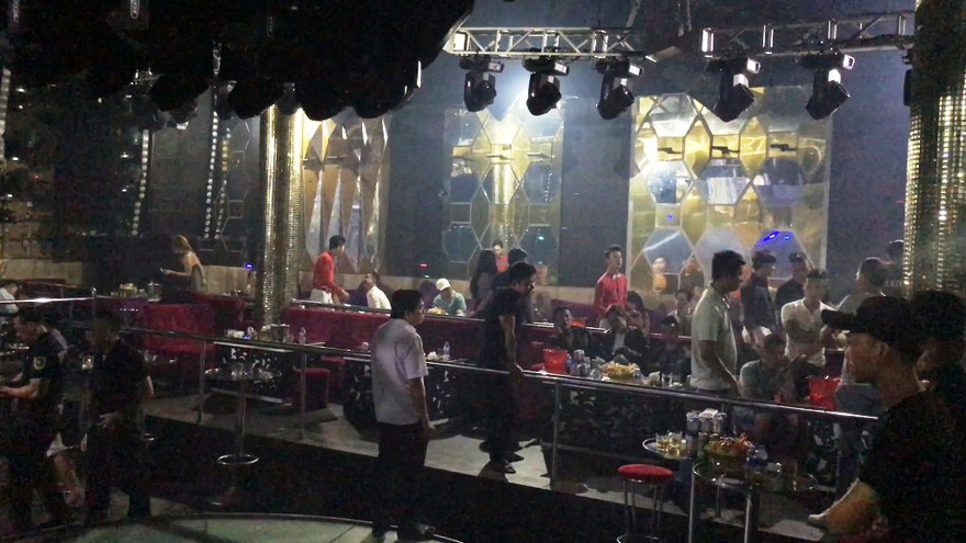 Rạng sáng 16/5, Đoàn kiểm tra liên ngành văn hóa xã hội (Đoàn 2) phối hợp cùng phòng Cảnh sát Điều tra về trật tự xã hội (PC45 TPHCM) liên tiếp kiểm tra 3 tụ điểm kinh doanh nhạy cảm trên địa bàn.